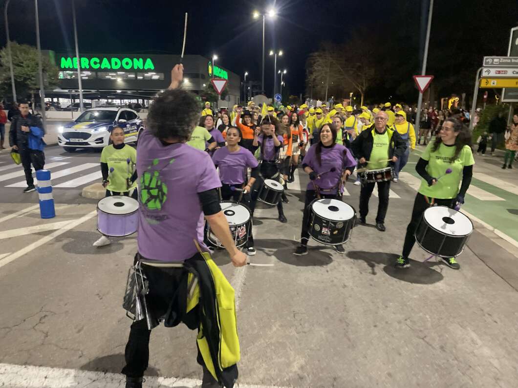 El Carnestoltes ompli de color i ritme els carrers del Vila-real