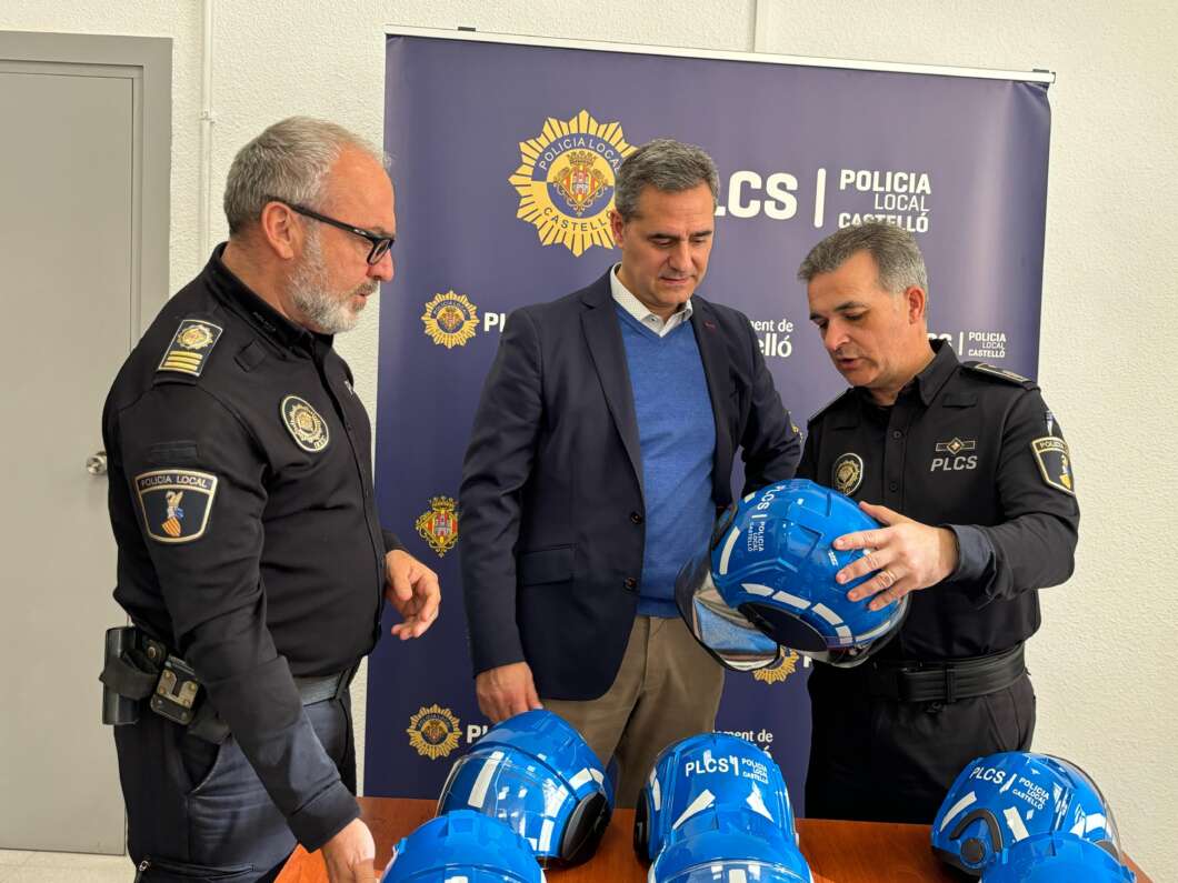 El Ayuntamiento de Castelló adquiere 11 cascos ignífugos de última generación para los agentes de la Policía Local.