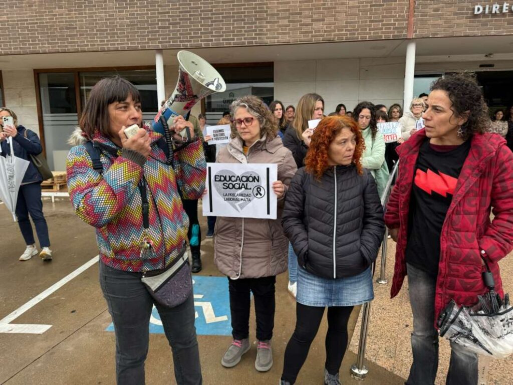 Concentración de educadores sociales en Castelló