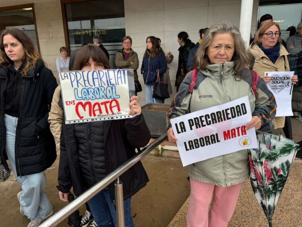 Concentración de educadores sociales en Castelló