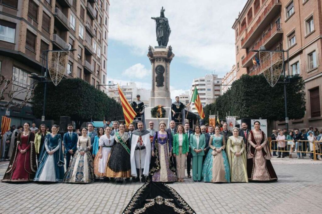 Els Cavallers rinden homenaje a Jaime I en su monumento. Magdalena 2025