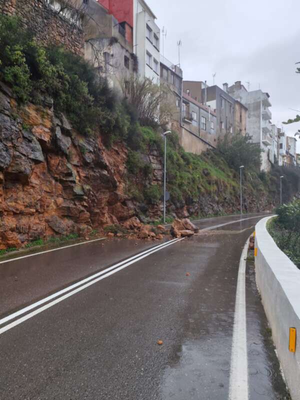 Desprendimientos por lluvias en la localidad de Suera 030325