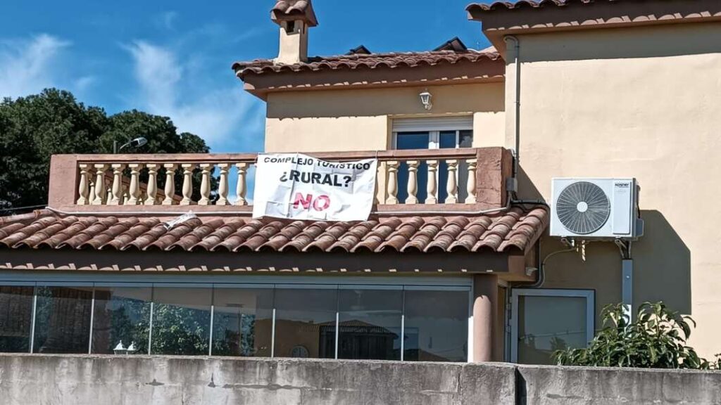 Algunos vecinos de la Marjalería se manifiestan contra el apartahotel del camí de la Obra 100325