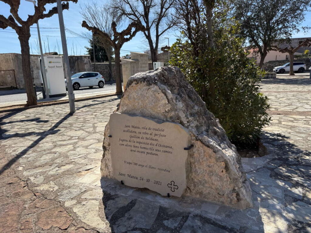 Monumento en recuerdo del cátaro Bébilaste en Sant Mateu 260225