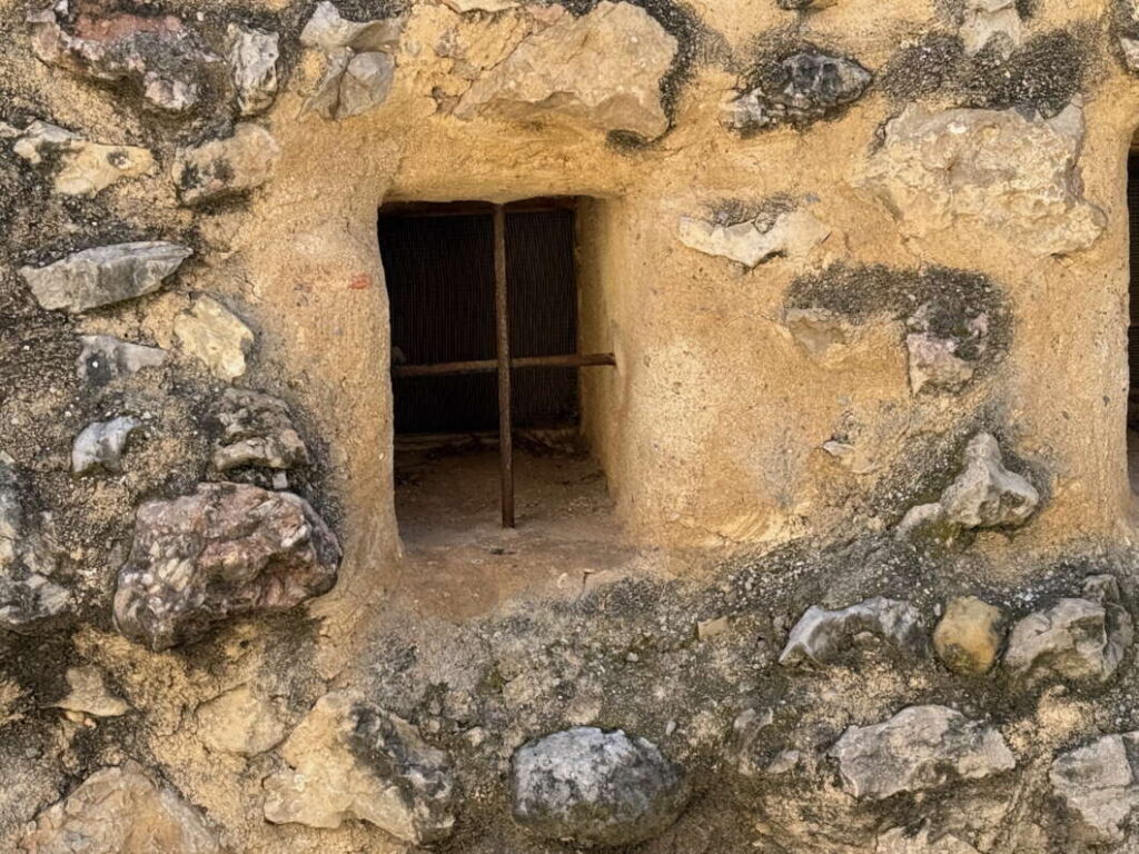 Lienzo de muralla donde se abrió una ventana, frente al Calvario. Sant Mateu