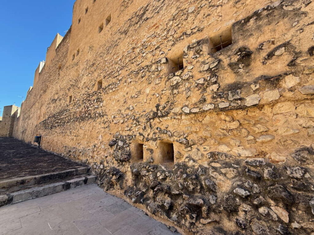 Lienzo de muralla donde se abrieron  ventanas, frente al Calvario. Sant Mateu