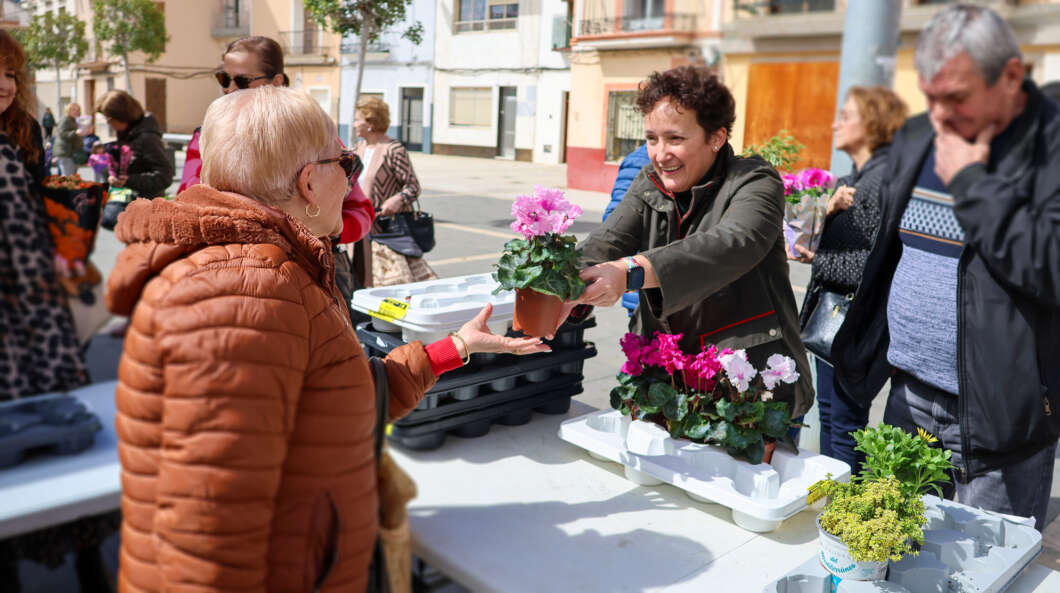 onda celebra el dia del arbol con actividades familiares que fomentan la sostenibilidad alcaldesa carmina ballester regalando plantas