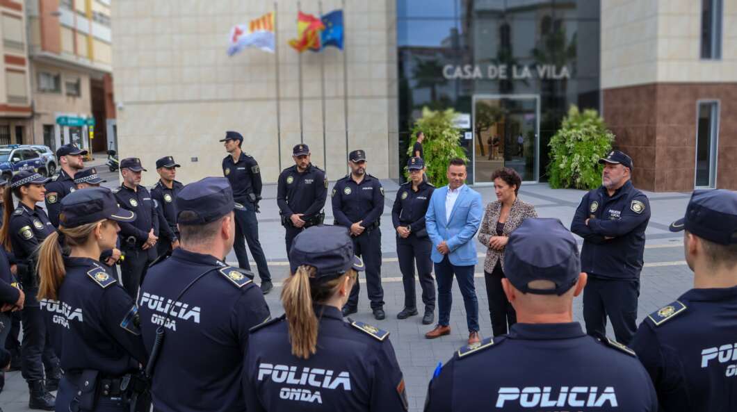 La alcaldesa de Onda con agentes de la policía local