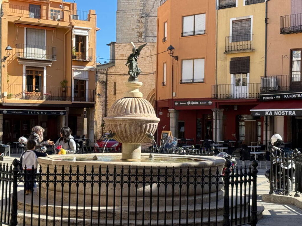 Fuente del Angel en la Plaza Mayor de Sant Mateu. 2025