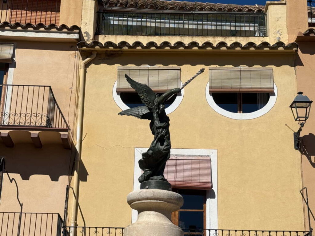 Estatua del Angel en Fuente del Angel en la Plaza Mayor de Sant Mateu. 2025