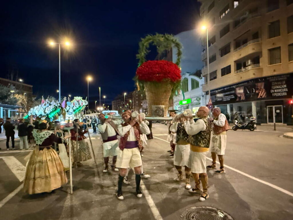 Presidentes gaiatas y cesta de flores. Pregó Magdalena 2025