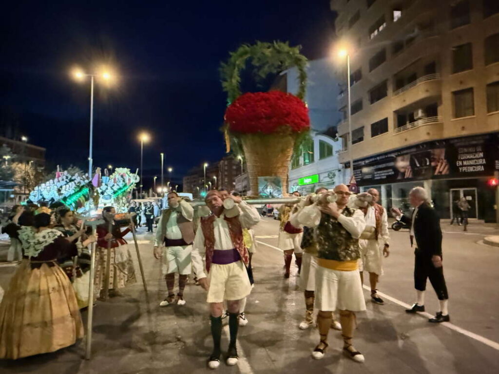 Presidentes gaiatas y cesta de flores. Pregó Magdalena 2025