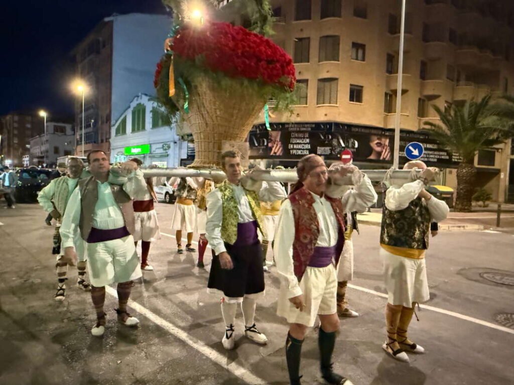 Presidentes gaiatas y cesta de flores. Pregó Magdalena 2025