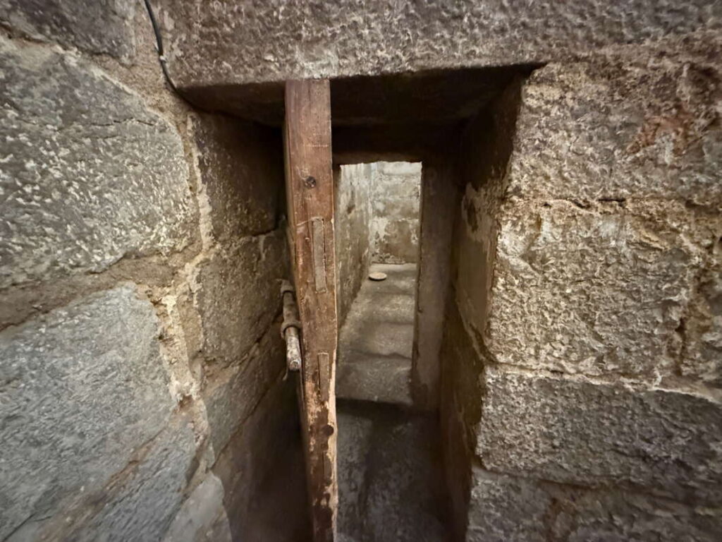 Puerta celda en la Prisión Medieval de Sant Mateu. 2025