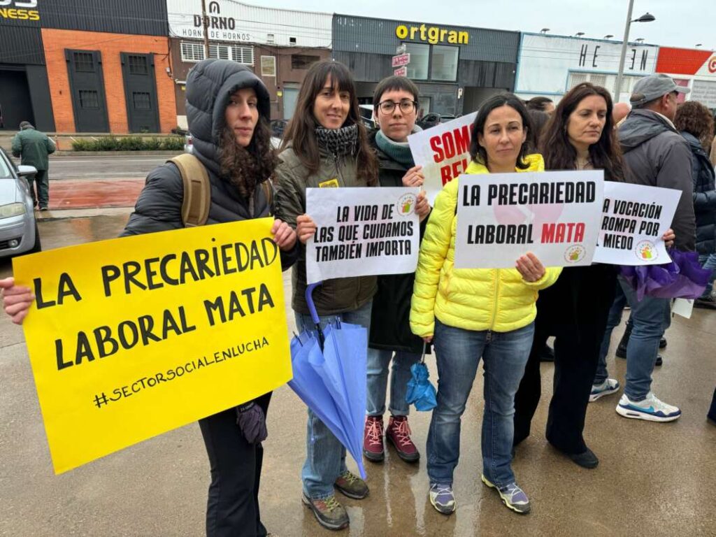 Concentración de educadores sociales en Castelló