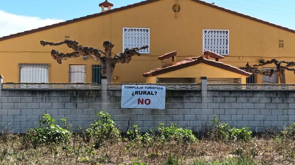 Algunos vecinos de la Marjalería se manifiestan contra el apartahotel del camí de la Obra 100325