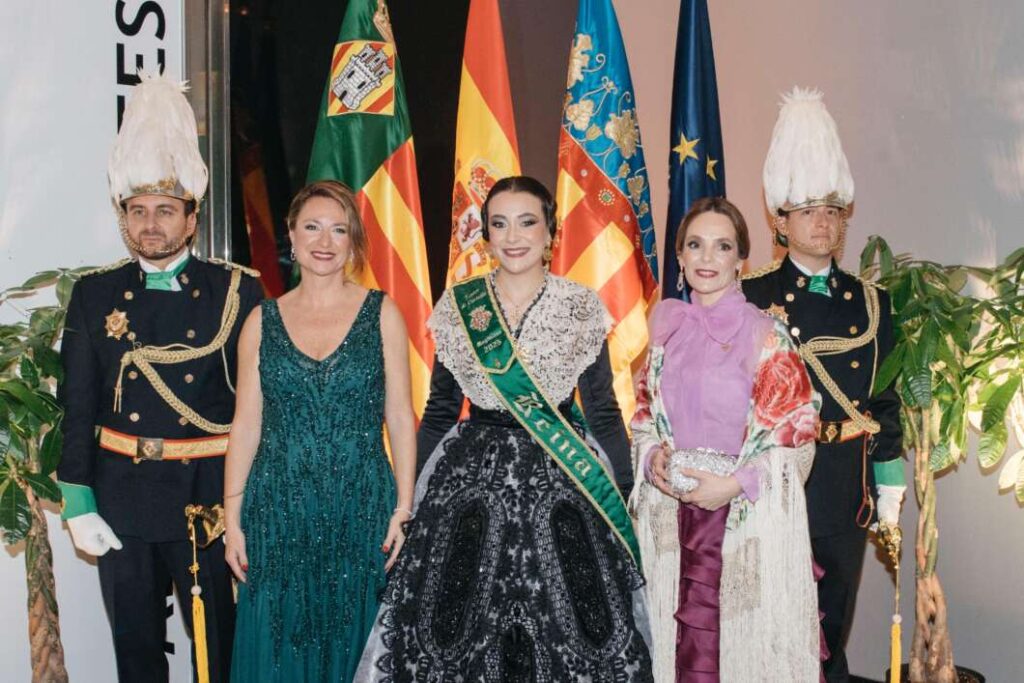 Galanía reina fiestas Paula Torres. Recepción oficial en la puerta del Palau 080325