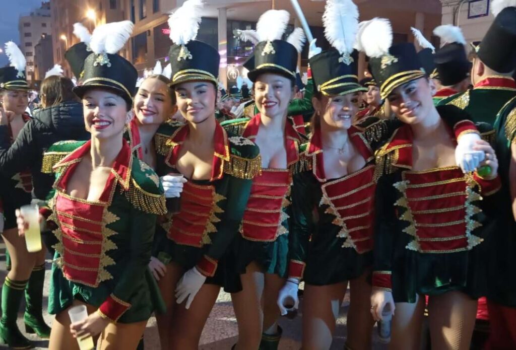 La rúa multicolor del carnaval vuelve a tomar las calles de Vinaròs pese la amenaza de lluvia