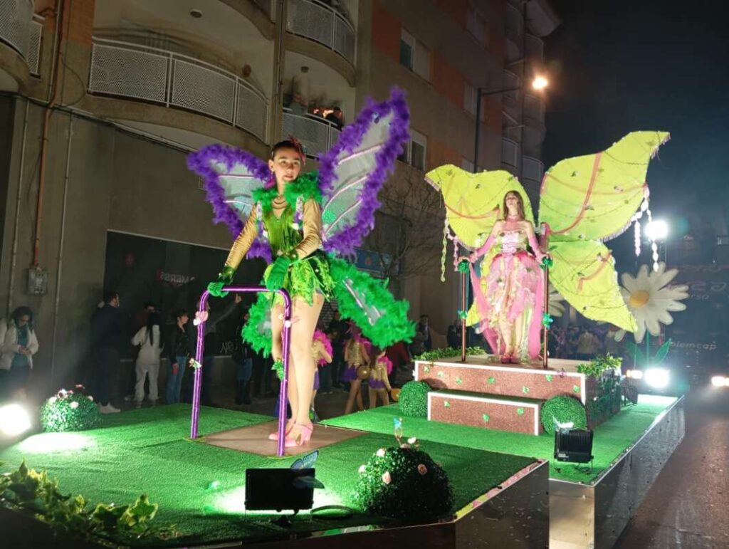 La rúa multicolor del carnaval vuelve a tomar las calles de Vinaròs pese la amenaza de lluvia