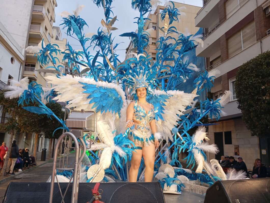 La rúa multicolor del carnaval vuelve a tomar las calles de Vinaròs pese la amenaza de lluvia