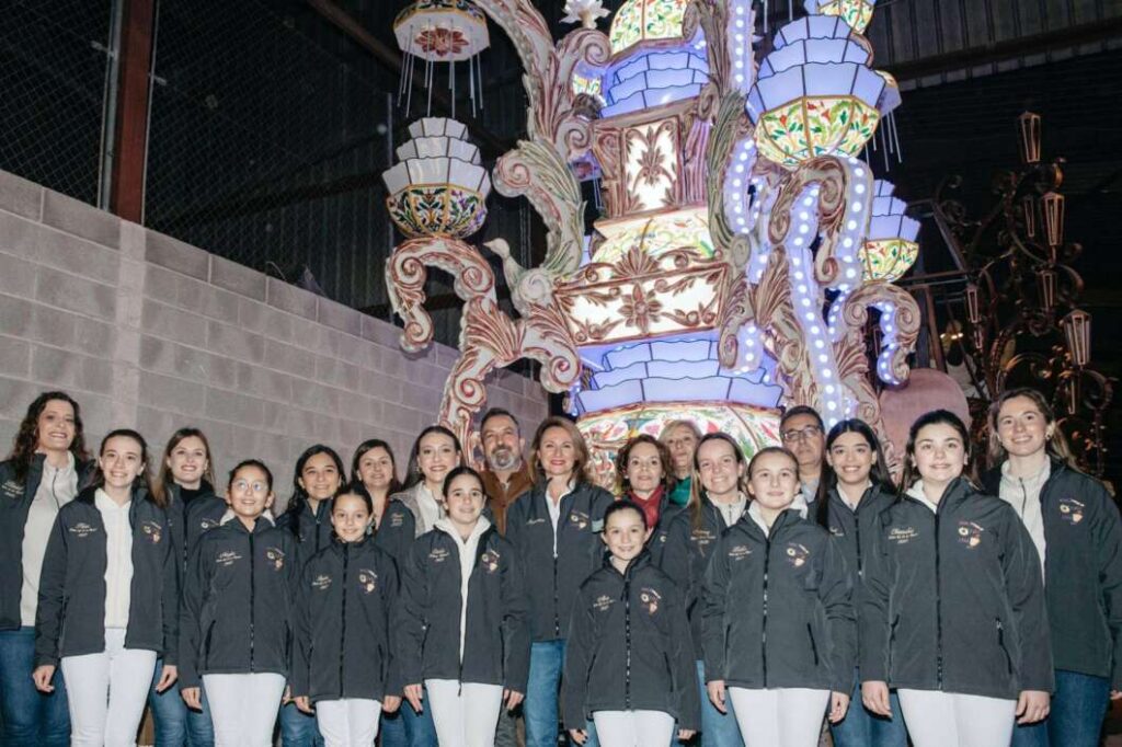 La alcaldesa y las reinas de las fiestas visitan el almacén de Gaiatas Pepín Marco 210325